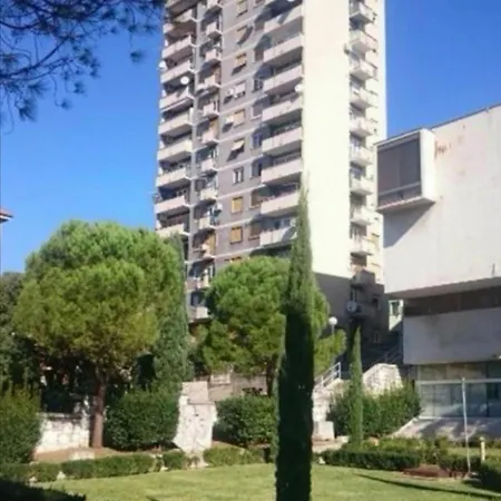 Guver Balcony & Garage Apartment