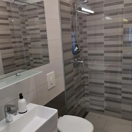 Guver Balcony & Garage Apartment Rijeka