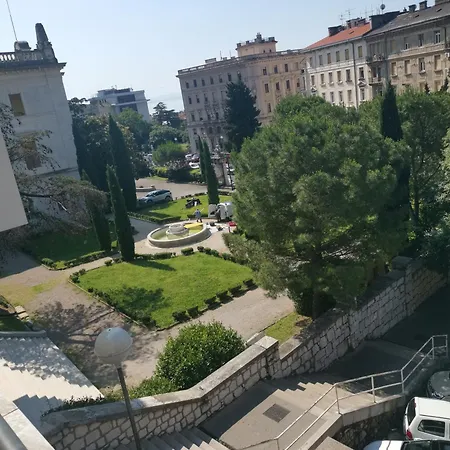 Guver Balcony & Garage Apartment Rijeka