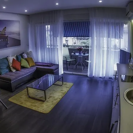 Guver Balcony & Garage Apartment *